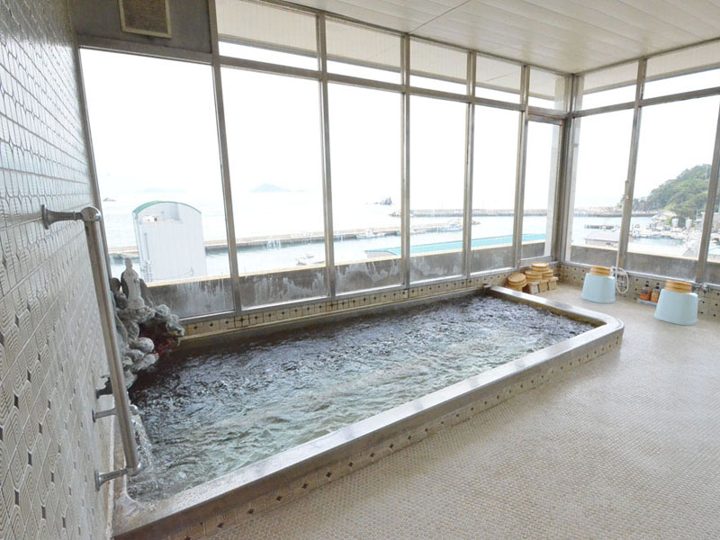 海が広がる展望風呂(男湯)なんとシャワーも窓際に♪海を眺めながら身体を洗えます！