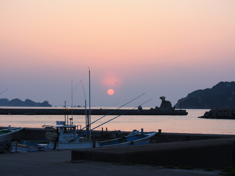 昼間の海もいいけれど、夕日も絶景です。