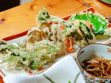 *夕食一例（田舎料理｜山菜の天ぷら）/お酒のお供にもぴったり♪手作り天ぷらをぜひご賞味ください