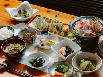 *夕食一例（田舎料理）/地元の食材を使った家庭的な味わいで、ほっとする夕食時間をお届けします