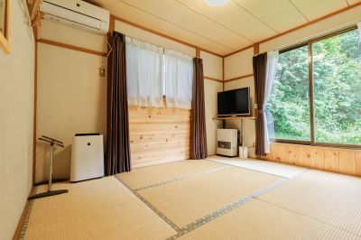 *和室6畳/当館の中でもちいさなお部屋ですが、明るい陽が差し込むと評判です