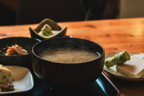*お食事一例/あったかいお味噌汁とおかずで、心も体もポカポカに