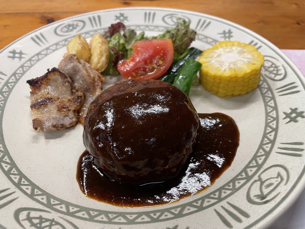 *夕食/宿泊者の皆さんも大満足のどっしりハンバーグ！