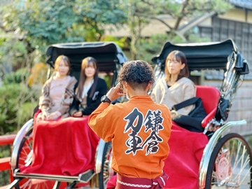 *【人力車プラン】移動と共にご案内の場所や歴史のお話のほか、ご希望に応じて写真撮影なども承ります。