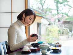 *【ご朝食】お椀の蓋を開けると、ふわりと広がるお出汁の良い香り。