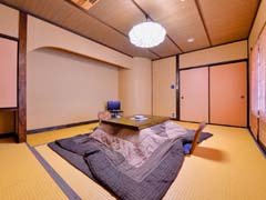 *和室（客室一例）/畳の香がほのかに薫るお部屋でのんびりとした大人の休日をどうぞ。