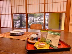 2016年夏リニューアル。レトロな雰囲気を出すため60年前のタイルをあえて使った内装です。