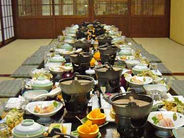 お食事は食堂でお楽しみください。山里の味わいをご堪能ください♪