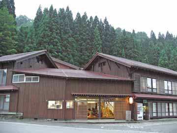 山あいの古い家屋です。白山の山懐で自然に包まれごゆっくりおくつろぎください。