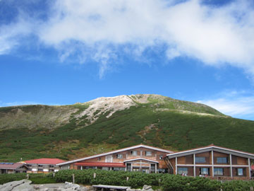 【白山山頂（御前峰）】気持ちのいい青空に綺麗な新緑が映える、最高の景色です！