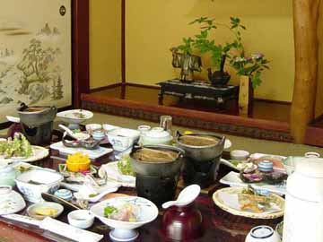 お食事は食堂でお楽しみください。山里の味わいをご堪能ください♪