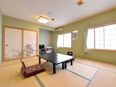 *和室8～10畳（客室一例）/グループやファミリーにおすすめ！純和風のお部屋で寛ぎのひと時を。