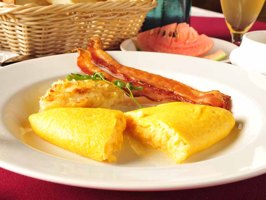 *【朝食一例】朝食のお約束!とろっとろでふわっふわのオムレツをどうぞ。