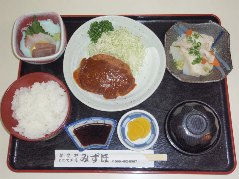 ＜ご夕食一例＞旬の地元の食材を仕入れに合わせて調理するおまかせ和定食になります。