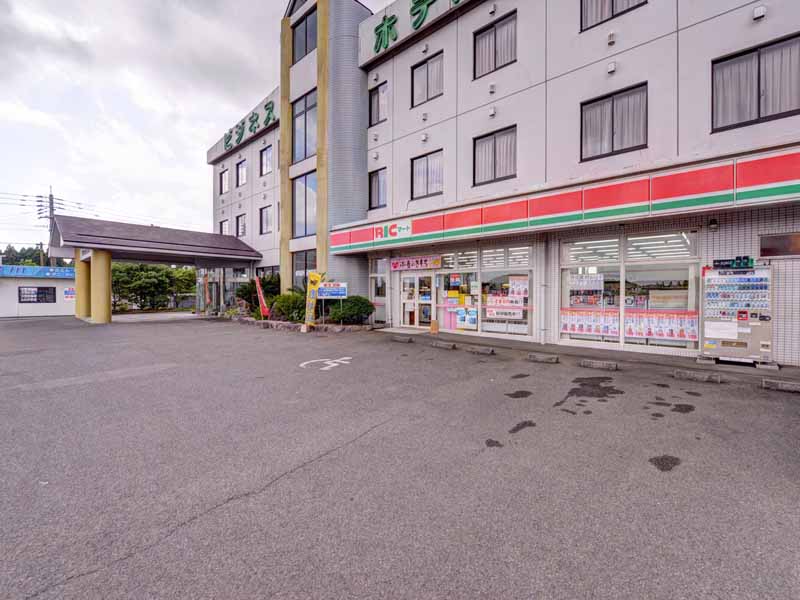 *RICマート岩川(営業時間:6時~21時)/ホテルの入り口に隣接。色々揃います!