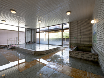 *開湯100年の歴史ある片品温泉。大浴場には、ジェットバス・サウナを備えています。