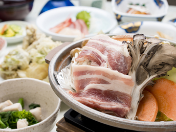 *ご夕食では和洋料理を中心としたメニューをご提供しています。