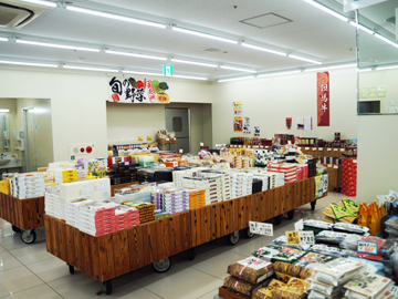 *併設しているヤマザキショップでは道の駅ならではのお土産品をご購入頂けます。
