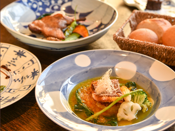 *【お料理一例】旬の素材を生かした創作和フレンチ。器にもこだわっております。