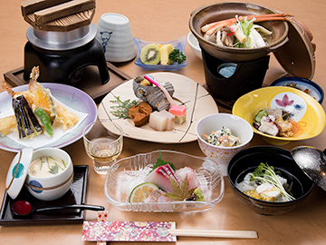*【夕食一例】新鮮な山海の幸が自慢のふるさと料理をご堪能下さい。