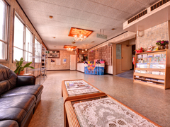 *ロビー/大きな窓から望む大海原。潮騒をBGMに寛ぎのひと時をお過ごし下さい。
