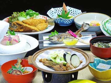*飛騨の郷土料理【鶏チャン】のコース。珍味が詰まった八寸やあまごのから揚げなど郷土料理が並びます。