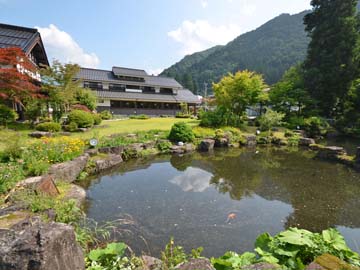 *敷地の中には池もあり、朝の散策にはぴったり。森林浴気分。