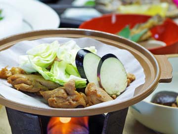 *飛騨の郷土料理【鶏チャン】のコース。1口大の鶏を秘伝の味噌であえ、野菜と一緒に食べます。