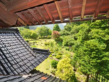 *【本館客室】の一例。2F和室庭側のお部屋からの眺め。独特な屋根など建築面でも楽しめます。