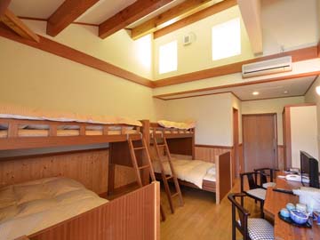 *【新館洋室】の一例。4人部屋は2段ベッド。吹き抜け天井なので開放感いっぱい。
