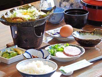 *【朝食】明宝ハム・朴葉味噌・サラダ・卵など。朝からしっかりメニューです。