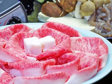 *選び抜いた飛騨牛を使って、しゃぶしゃぶかすき焼きで召上って頂きます。とろけるお肉が…。