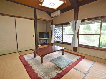 *【本館客室】の一例。2F庭側の客室。福井から移築した古民家です。古さもありますが、懐かしさも。