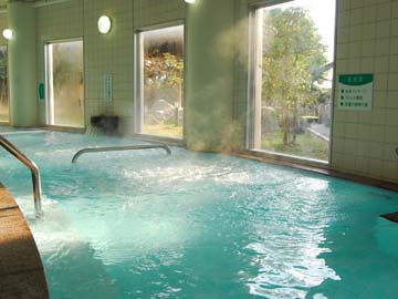 西日本一大きな浴槽をもつ当館は広々とした大浴場！ゆったりと温泉に浸ってください。