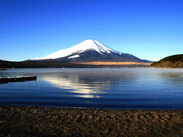 *山中湖から眺める富士山 偉大な美しさはまさに圧巻です！