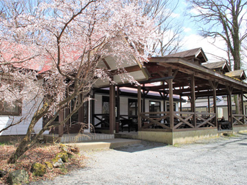 *外観（春）／季節を肌で感じながら、山中湖目の前の当館でごゆっくりお過ごしください。