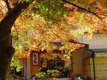 湯本館前の紅葉