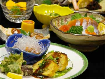 地元・高知の食材を中心とした郷土料理をお召上がり下さい。
