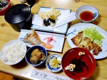 *【夕食一例】地元食材や手作りのお米を使ったお料理。ホッと心和む家庭の味です。