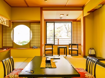 *花舞樹の館：日の差し込む明るいお部屋です。大自然を感じながらごゆるりとお過ごしください。