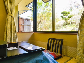 *花舞樹の館1階／掘りごたつのお部屋。 窓からの景色を眺めながらお部屋でぬくぬく。