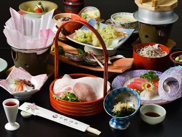 *夕食一例／この地域だけで飼育される千代幻豚しゃぶしゃぶをメインに季節の料理をお出しします。