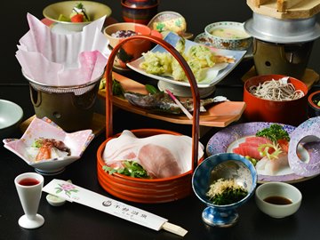 *夕食一例（千代幻豚しゃぶ懐石）／千代幻豚のしゃぶしゃぶをメインに季節の料理をお出しします。