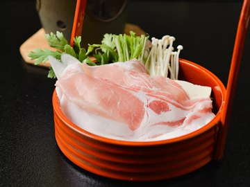 *夕食一例／名物「千代幻豚」のしゃぶしゃぶ。この地域だけで飼育される幻の味をご賞味ください。