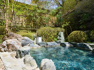 *【男性露天風呂】里山の自然と日の光を感じてのんびりおくつろぎください。