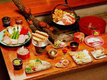 香ばしく色彩豊かな囲炉裏のお食事は食欲をそそります。