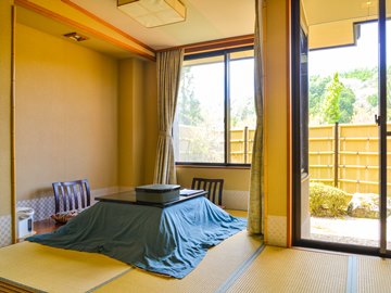 *【1階花舞樹の館／掘りごたつ付】お部屋からは里山の草花をご覧いただけます。