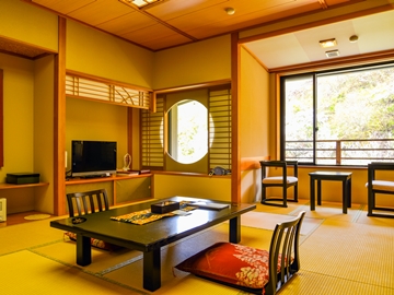*花舞樹の館：四季の移ろいを感じる大自然に囲まれたお部屋でごゆるりとお過ごしください。