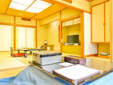  *花舞樹の館1階／掘りごたつのお部屋。 奥の間にご用意しているので、スペースは広々です。