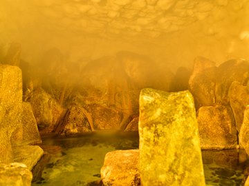 *【洞窟風呂（混浴）】お湯につからなくてもほんのり温かい湯気に包まれた幻想の世界が広がります。